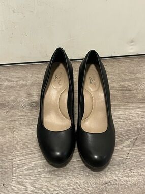 Clarks Black Round-Toe Leather Heels
